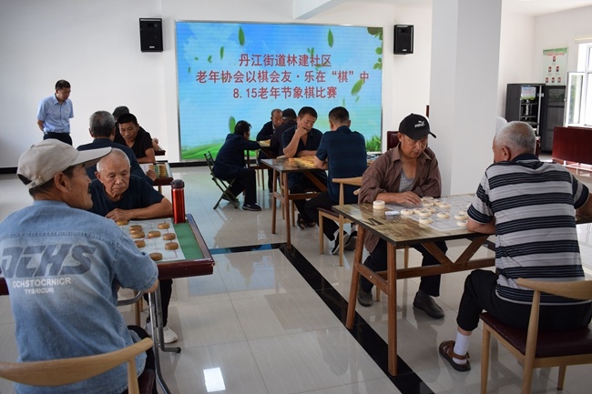 斗志昂扬, 张春华