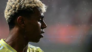 他离开这里 他离开这里